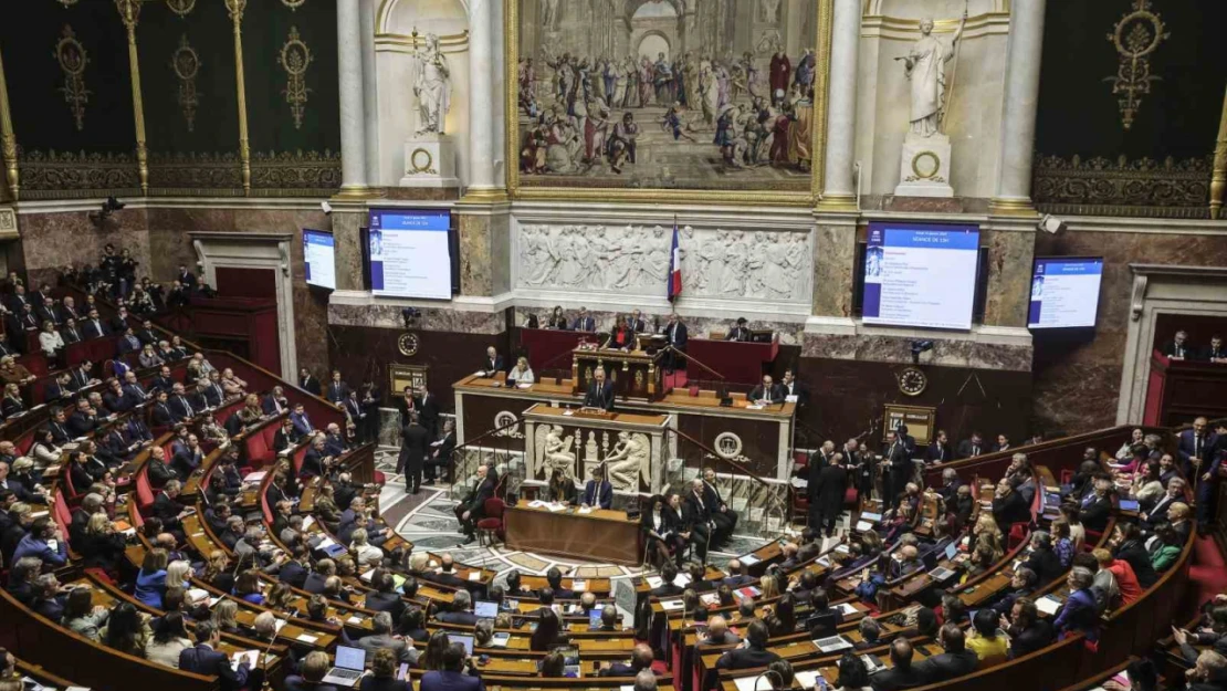 Fransa'da François Bayrou hükümetine karşı verilen güvenoyu önergesi reddedildi