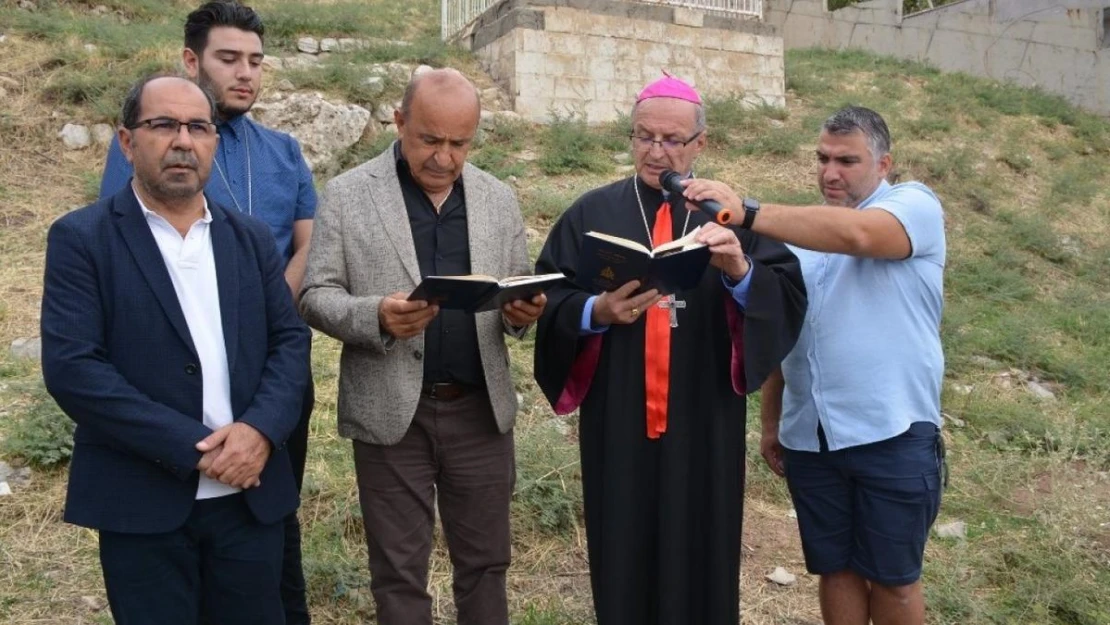 Fransa'dan gelen Asuri grubu terörün bitirildiği Cudi Dağı'nda 30 yıl sonra ayin yaptı