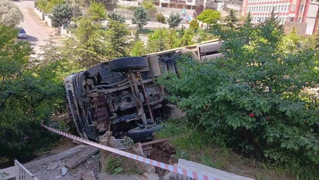 Freni arızalanan belediye kamyonu apartmanın bahçesine devrildi