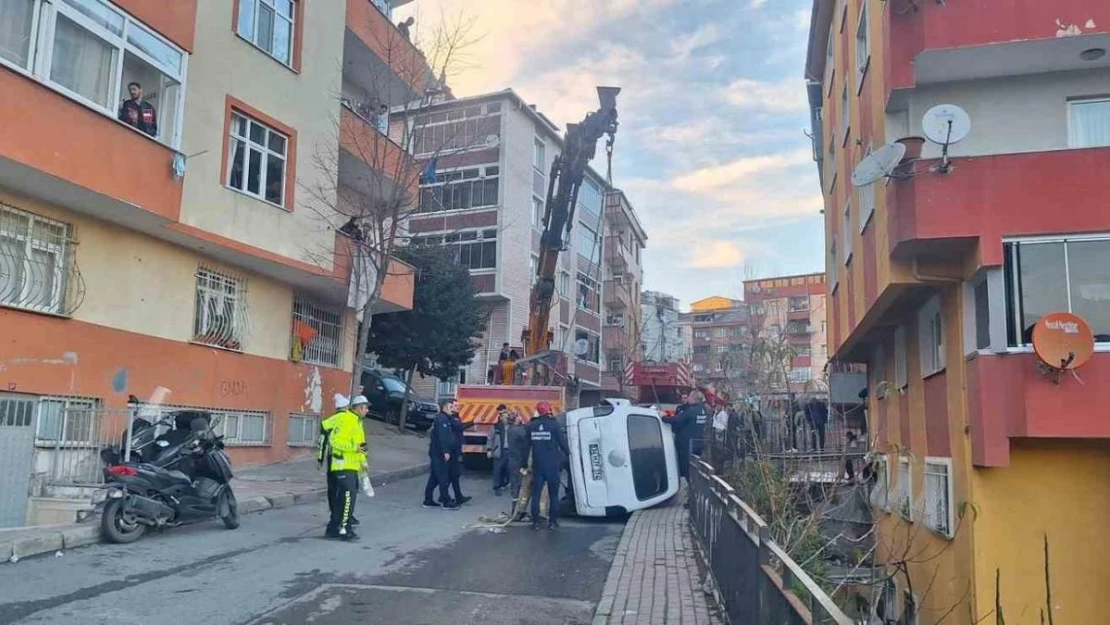 Freni boşalan minibüs çocuğa çarpıp apartman boşluğuna uçtu: Küçük çocuk hayatını kaybetti