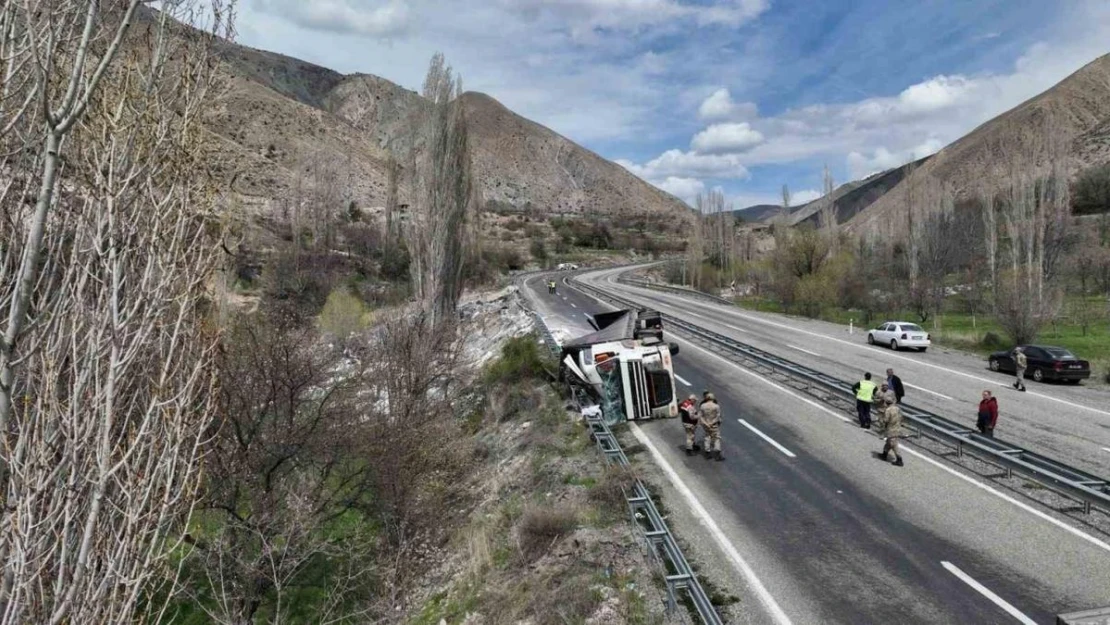 Freni boşalan TIR yan devrildi