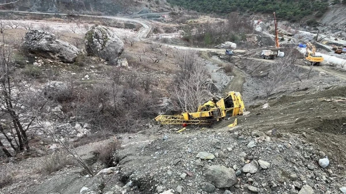 Freni boşalan vinç şarampole devrildi