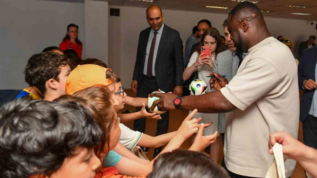 Futbolcu Asamoah 'Ankara Sokaklarında Çalışan Çocuklar Merkezi'ni ziyaret etti