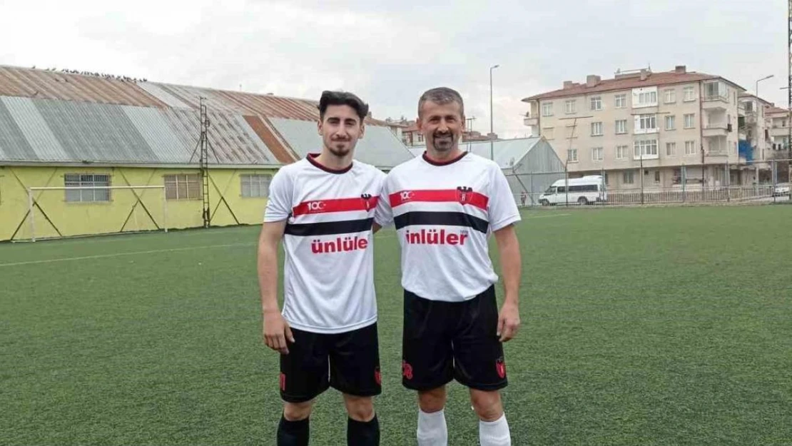 Futbolcu baba oğul, aynı takımda top koşturuyor