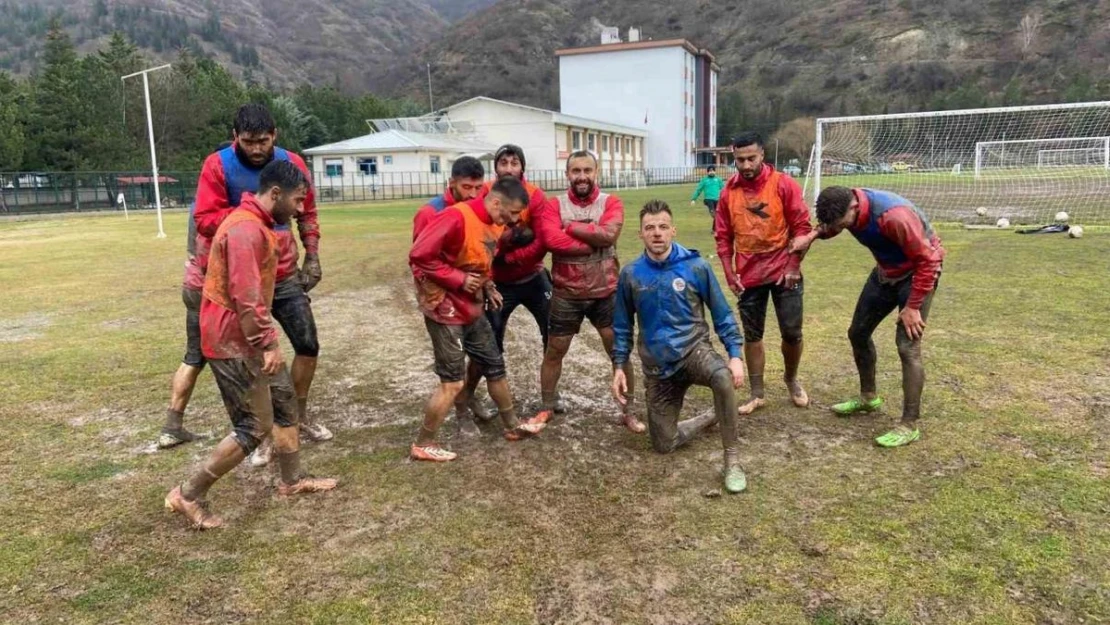 Futbolcular, ligin ikinci yarısının başlamasını çamurda sevinerek kutladı