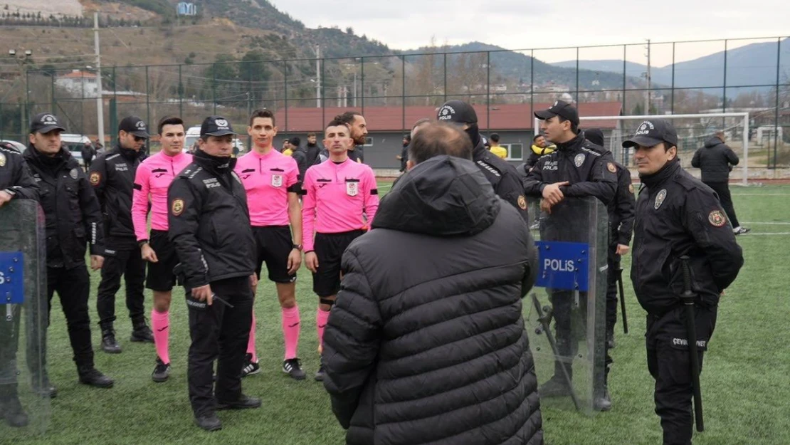 Futbolcular tribünlere el hareketi yaptı, ortalık karıştı