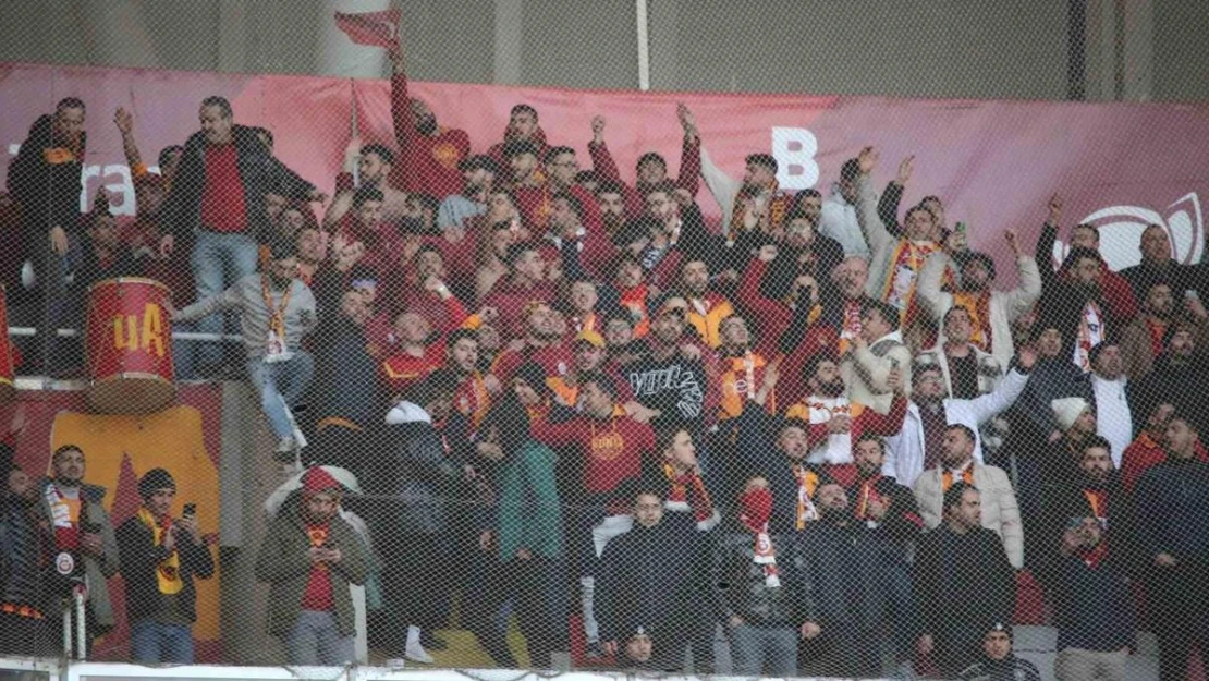 Galatasaraylı taraftarlar takımını yalnız bırakmadı