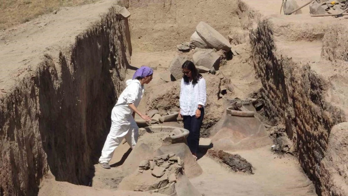 Garibin Tepe'deki kazılarda 2 bin 700 yıllık pithoslar bulundu