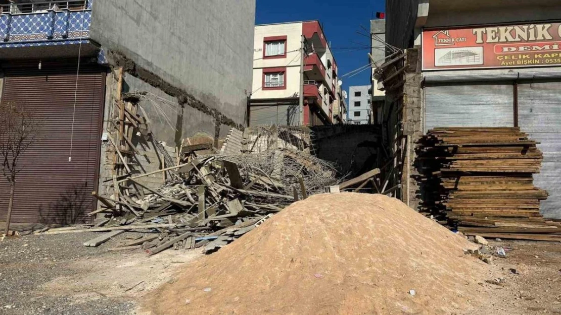 Gaziantep'te beton dökümü sonrası inşaat çöktü: 1'i ağır 2 yaralı