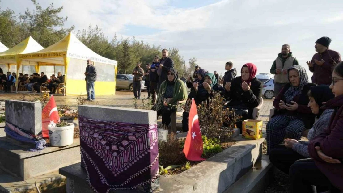 Gaziantep'te deprem mezarlığında duygusal anlar