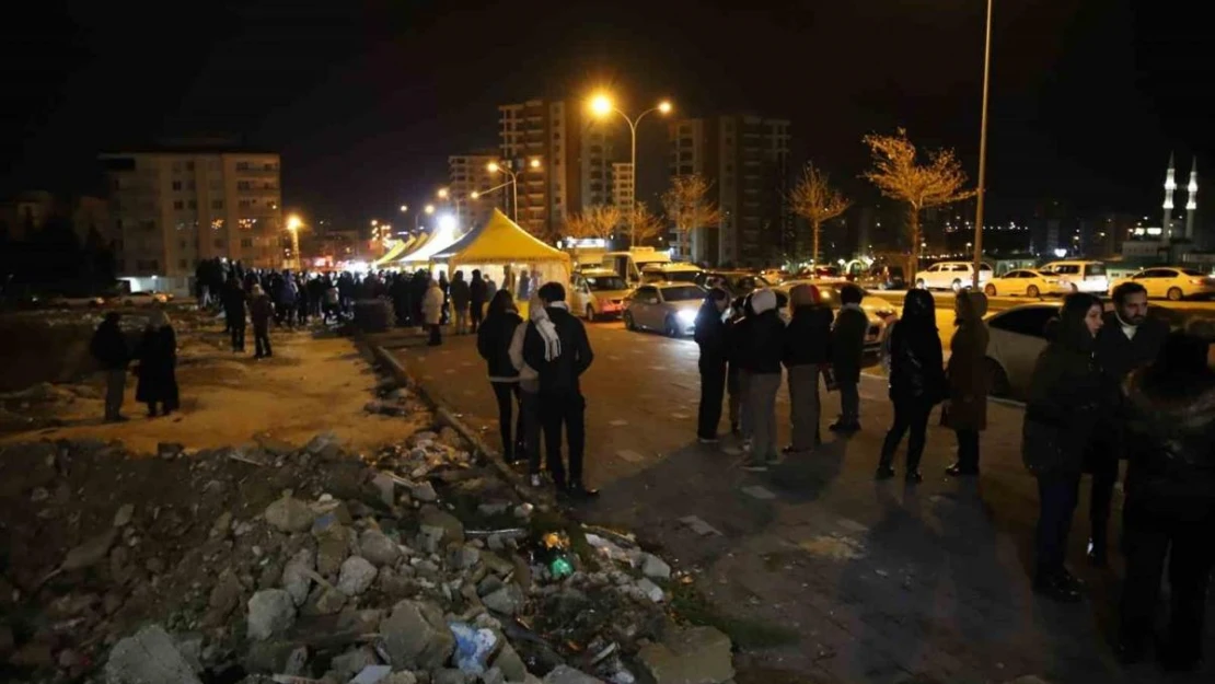 Gaziantep'te depremde hayatını kaybedenler için enkaz alanında Kuran-ı Kerim okutuldu