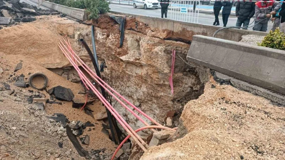 Gaziantep'te sağanak yağış nedeniyle yol çöktü