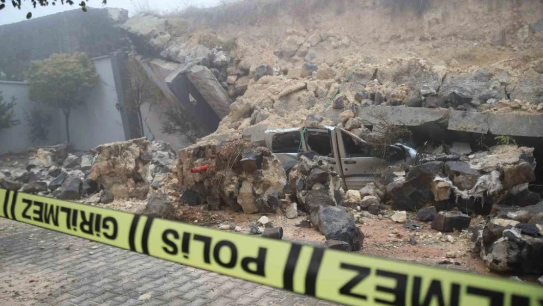 Gaziantep'te yoğun yağış sonrası istinat duvarı araçların üzerine çöktü