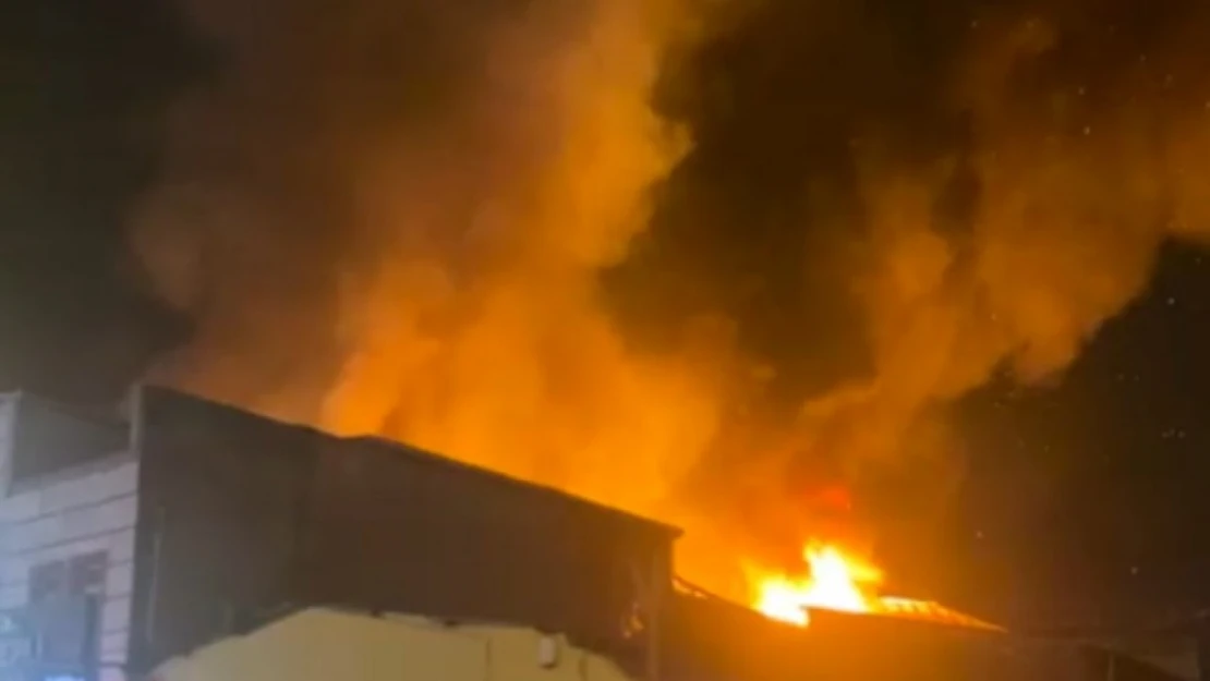 Gaziosmanpaşa'da 2 katlı iş yeri alev alev yandı