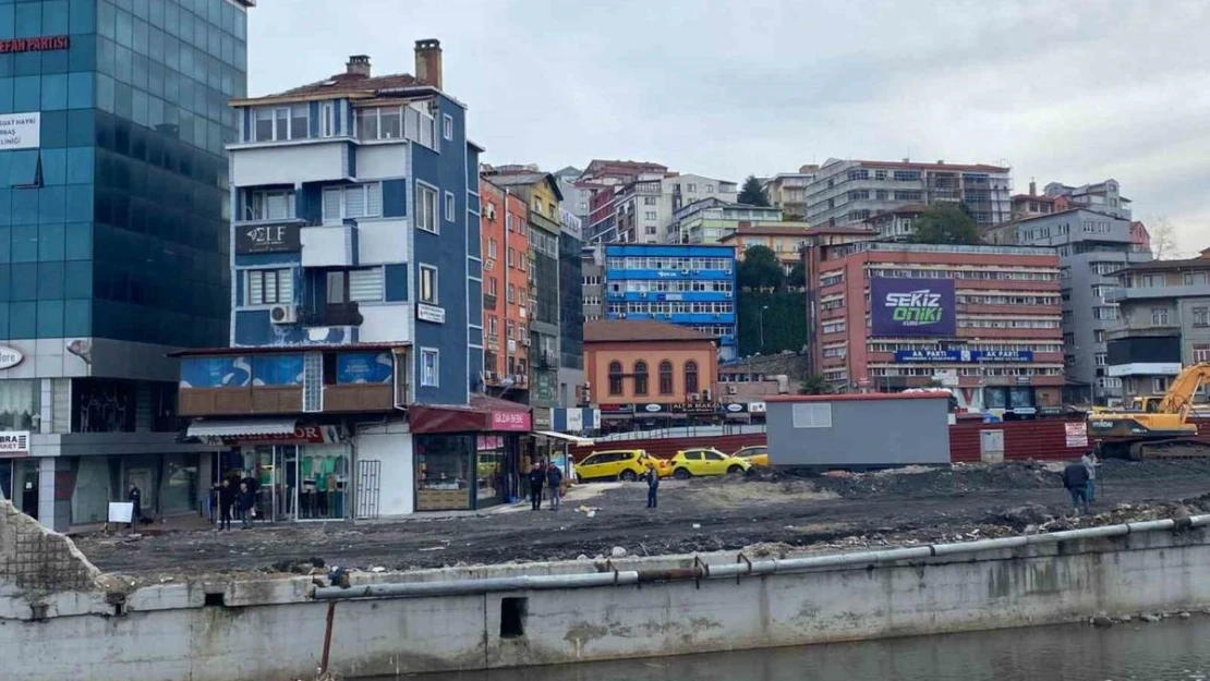 Gazipaşa Caddesi'nde çevre düzenlemesi sürüyor