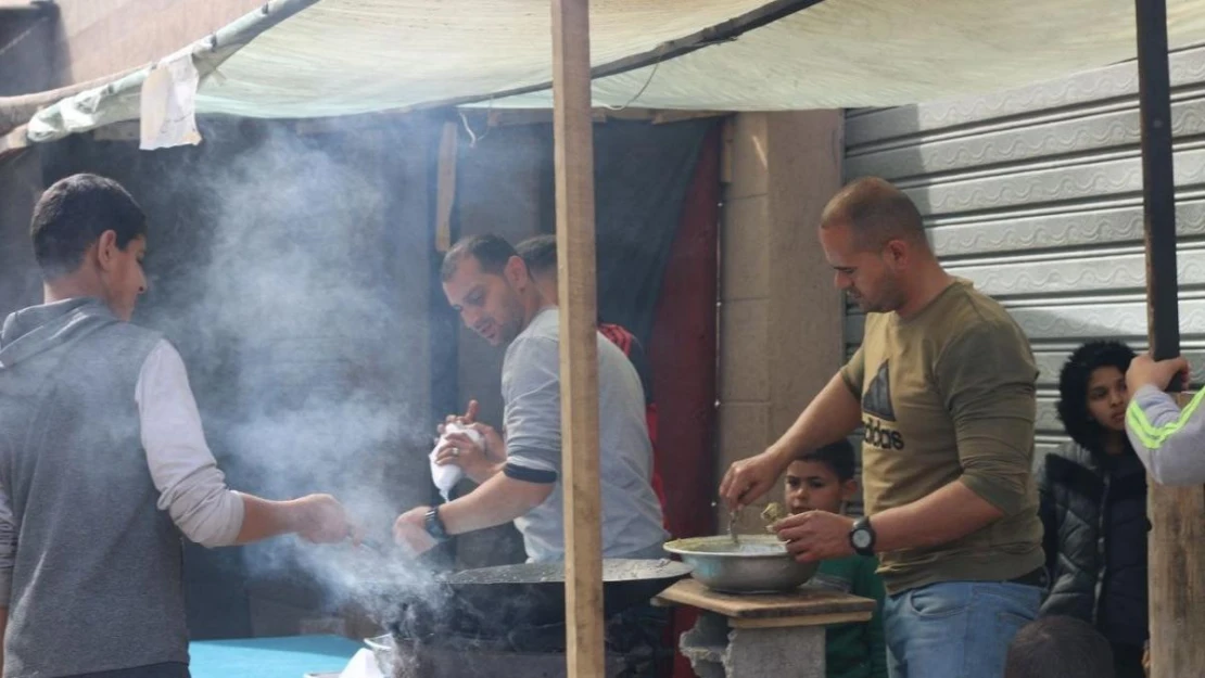 Gazze'de enkaza dönen kentin en eski restoranın çalışanları çareyi tezgah açmakta buldu