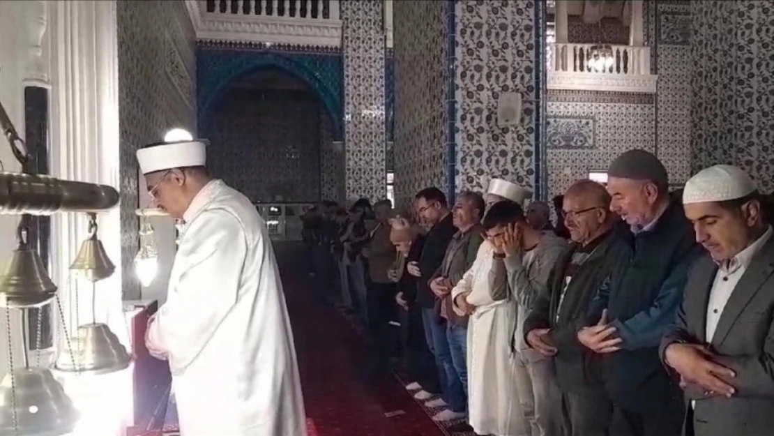 Gazze'deki hastane saldırısında hayatını kaybedenler için gıyabi cenaze namazı kılındı