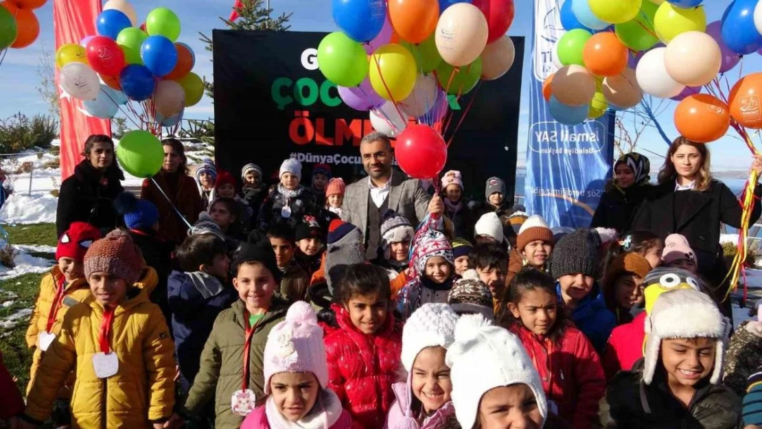 Gazzeli çocuklar için gökyüzüne balon bırakıldı