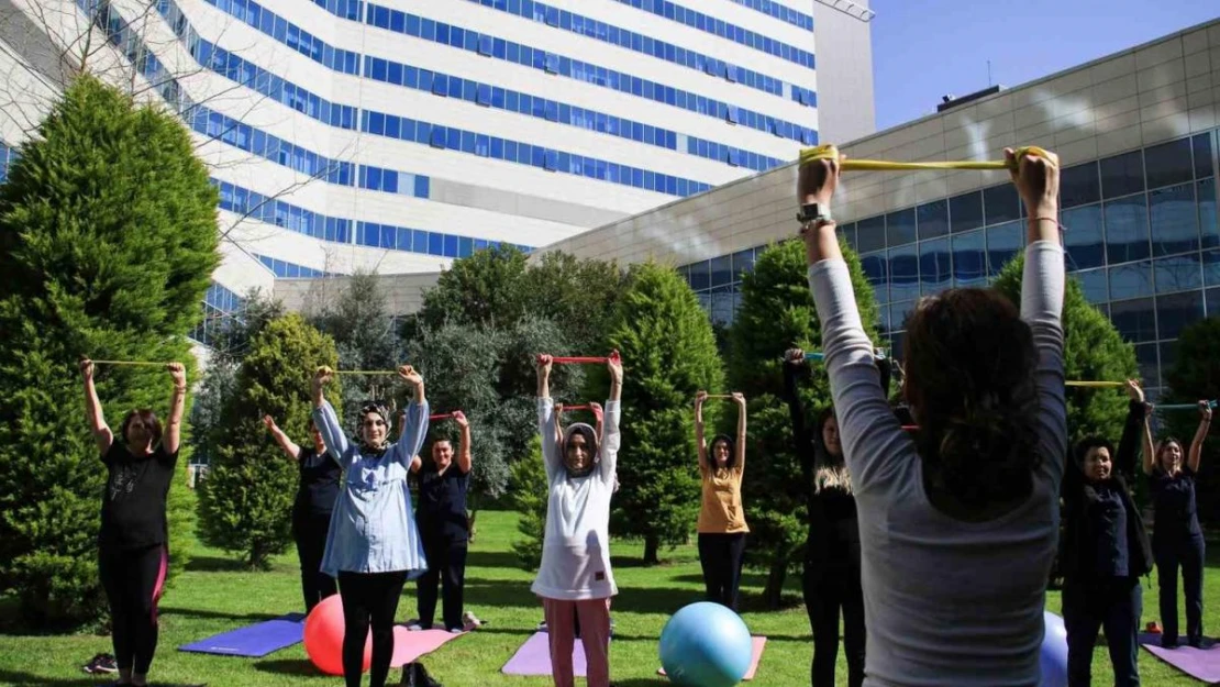 Gebe kadınlar hastane bahçesinde pilates yaptı