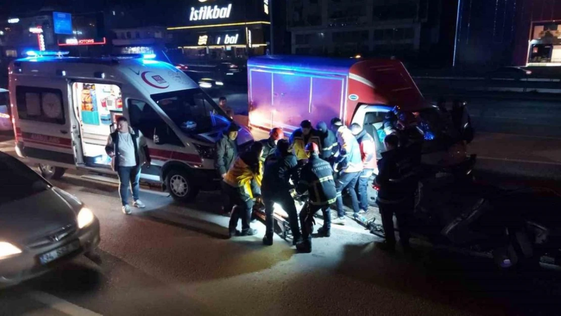 Gebze'de kamyonet bariyerlere ok gibi saplandı: 1 yaralı