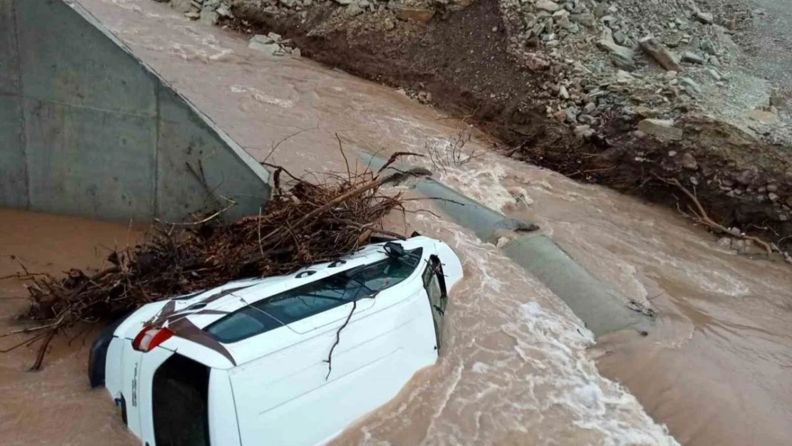 Gece sel sularında sürüklenen araç gündüz vinç ile kurtarıldı