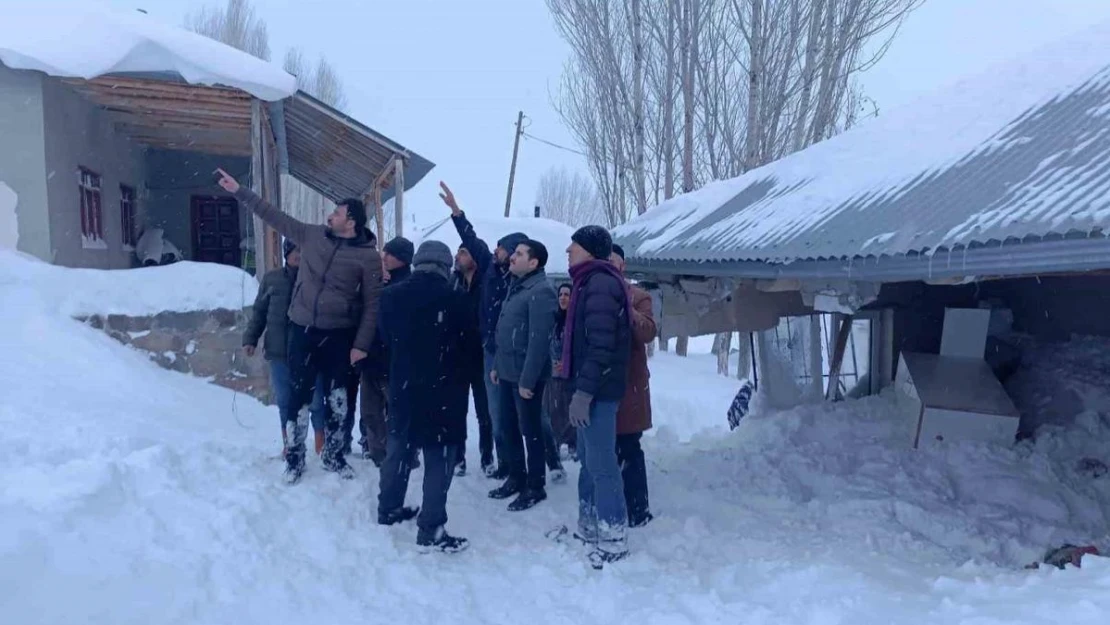 Gece yarısı gelen çığ, duvarları yıkıp evi karla doldurdu