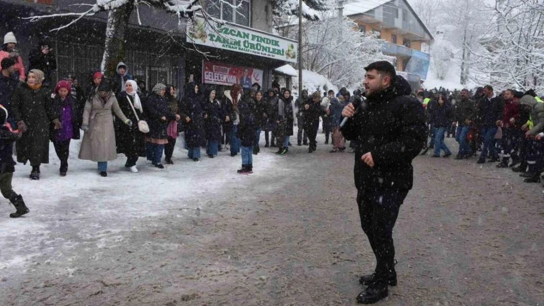 Geleneksel olan festivalde 1 ton hamsi pişti, 7'den 70'e yüzler güldü