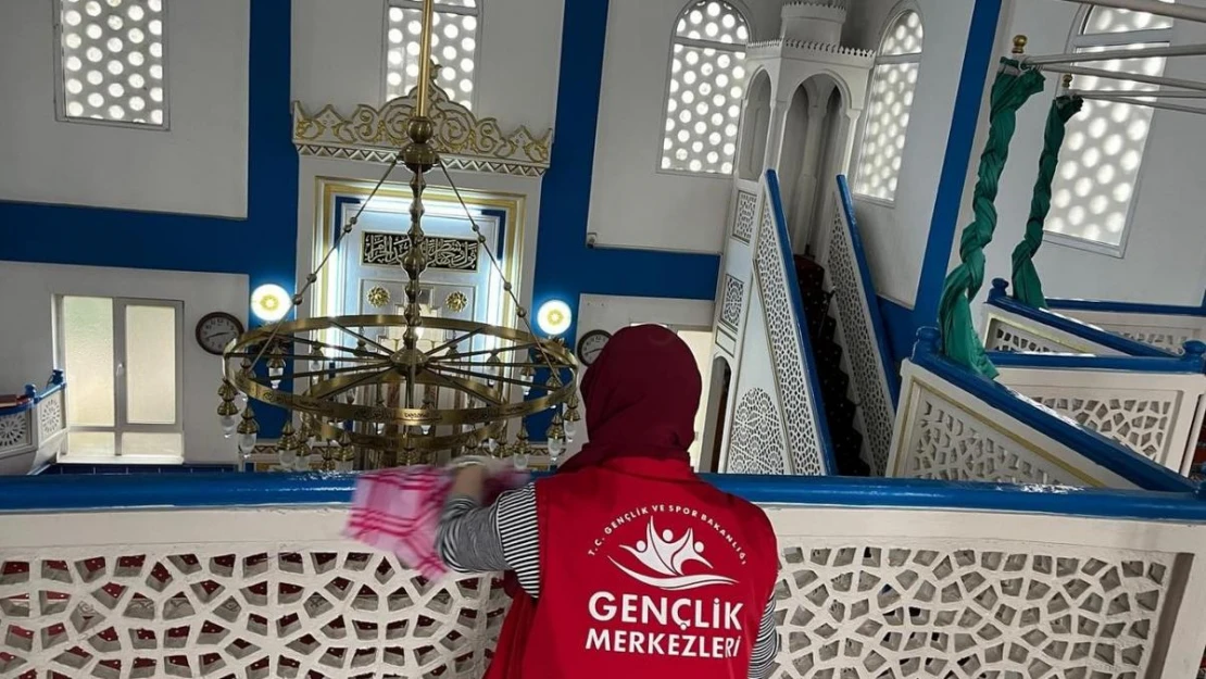 Gençler camide temizlik yaptı