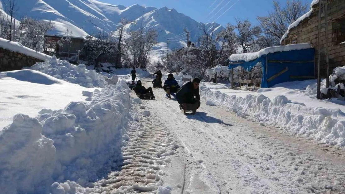 Gençler yaptıkları kızaklarla karın tadını çıkardı