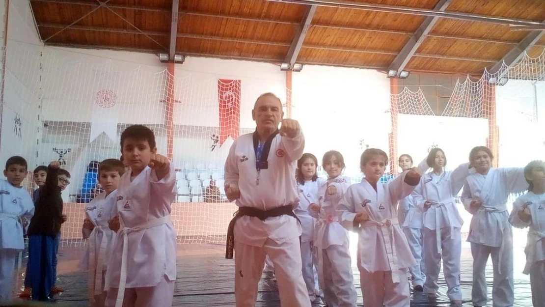 Gençlere taş çıkartan 64 yaşındaki taekwondocu çocuklar için kolları sıvadı