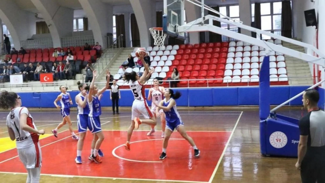 Gençlik Spor Müdürlüğü'nün kadın basketbol takımı ilk maçına çıktı