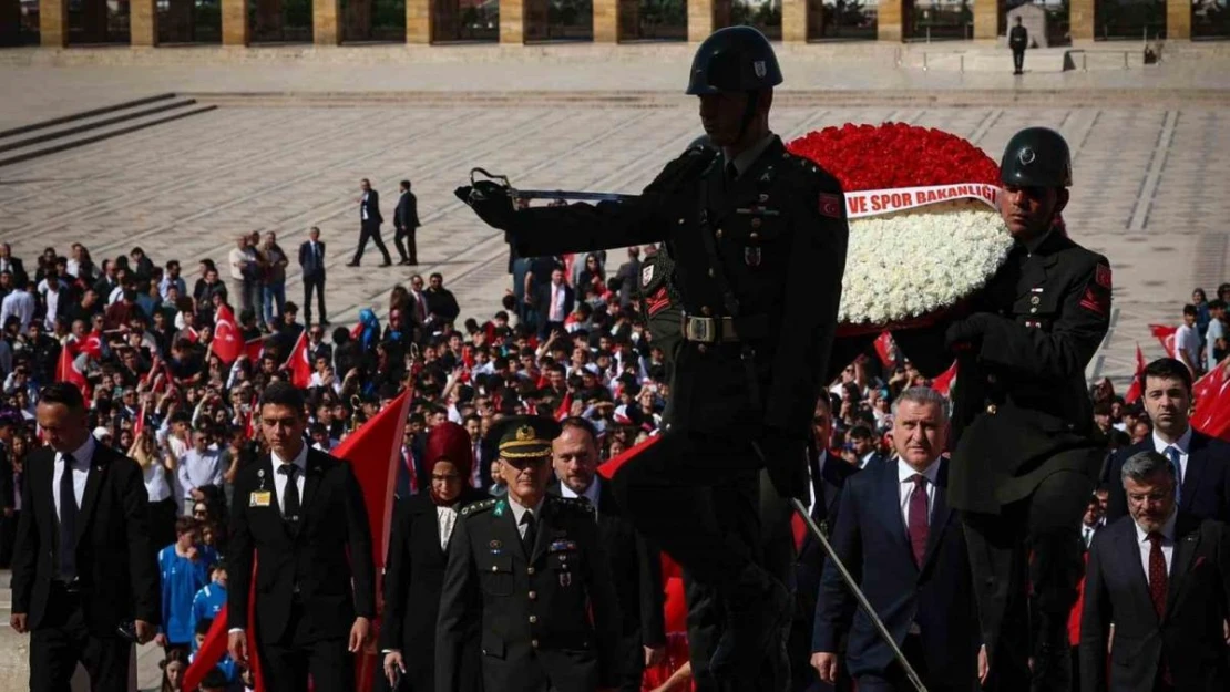 Gençlik ve Spor Bakanı Bak'dan Anıtkabir'e ziyaret