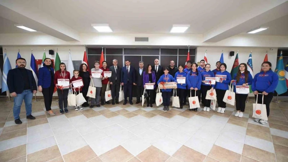 Geri dönüştürülebilir malzemelerden ürünler yapan öğrencilere ödülleri Başkan Vidinlioğlu'ndan