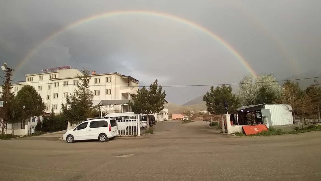 Gevaş'ta gökkuşağı güzelliği