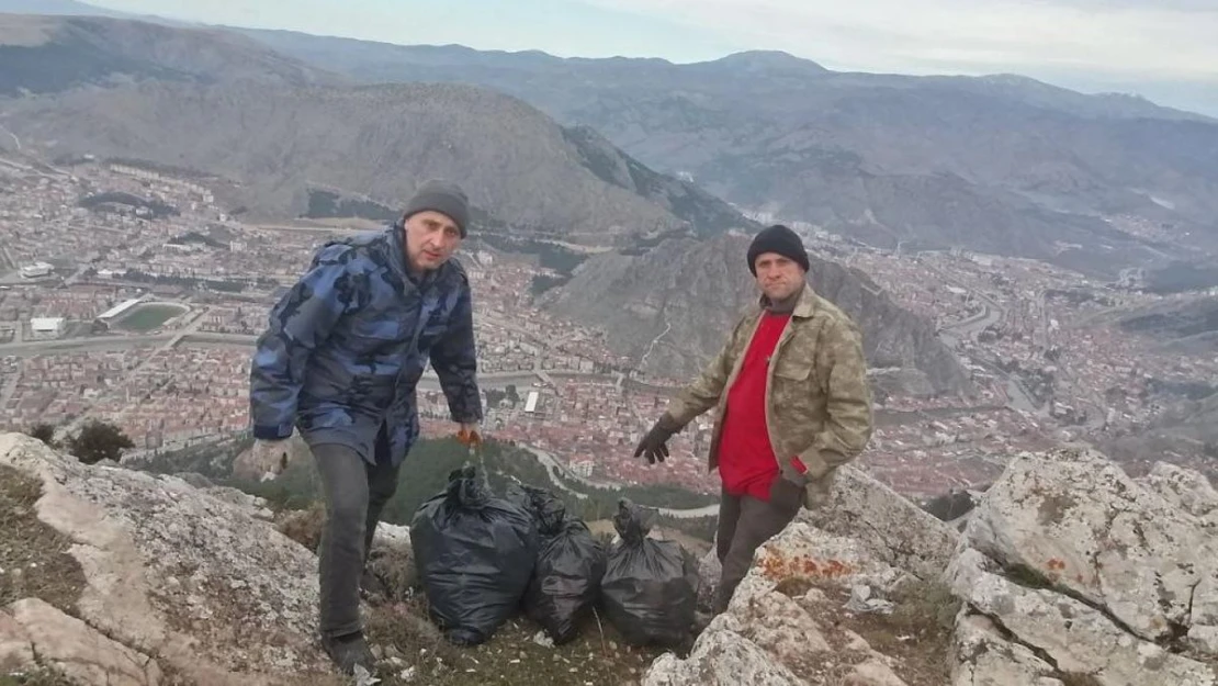 Gezinti yaptıkları Ferhat dağında atık topladılar