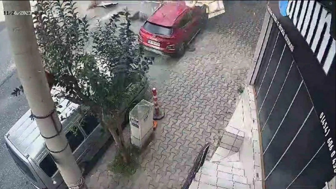 Giresun'da motosikletlinin üzerine düşen çatı nedeniyle yaralandığı anlar kamerada