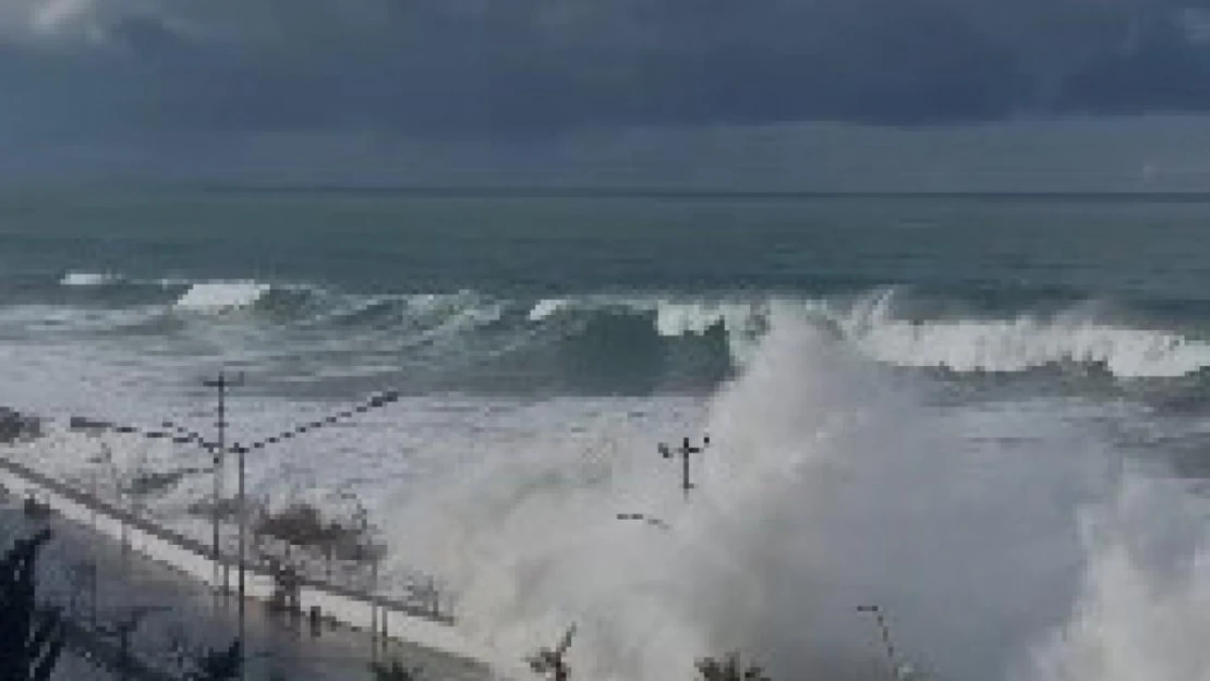 Giresun'un Tirebolu ilçesinde fırtına sonrası deniz taştı, ilçe merkezini su bastı