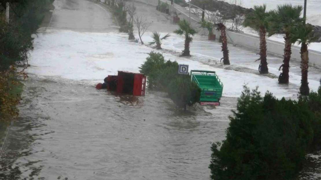 Giresun'un Tirebolu ilçesinde dalga afeti yaşandı