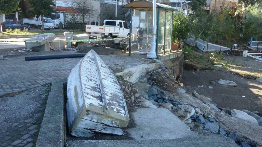 Giresun'un Tirebolu ilçesinde dalgaların yol açtığı tahribatın giderilmesi için çalışma başlatıldı