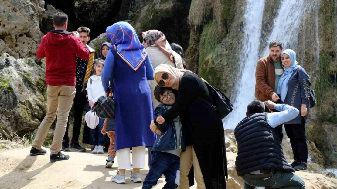 Girlevik Şelalesi bayramda da vatandaşların uğrak yeri oldu