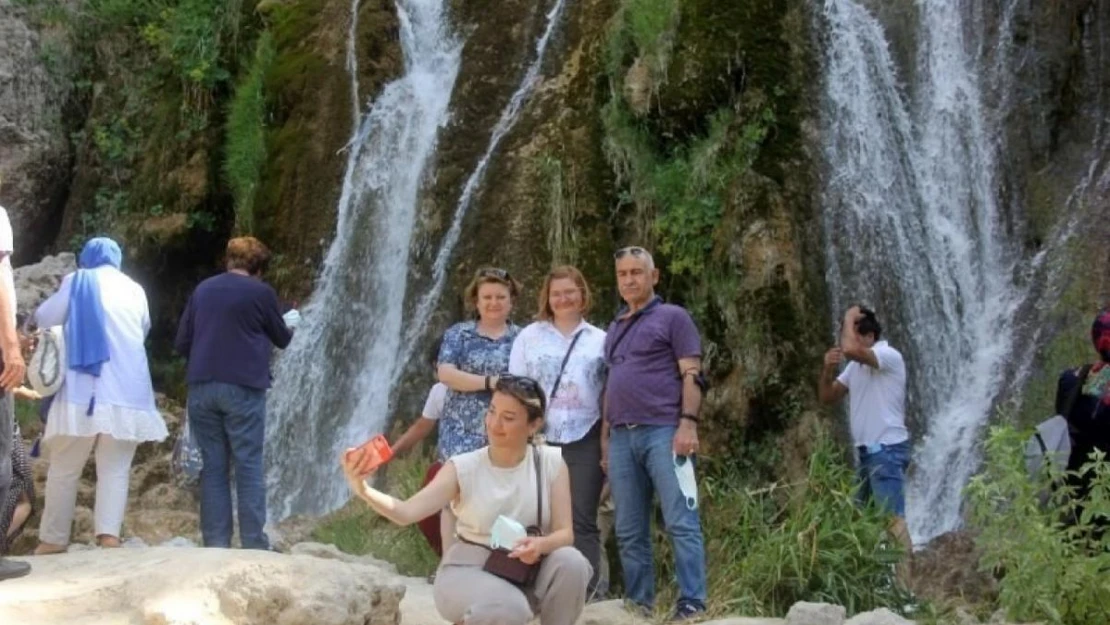 Girlevik Şelalesi bayramda da vatandaşların uğrak yeri oldu