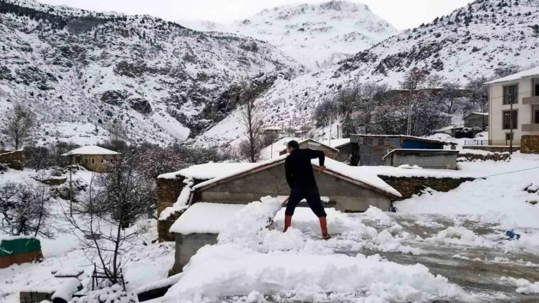 Girlevik Şelalesi beyaza büründü, köyde yaşayan vatandaşlar bacalarını küredi