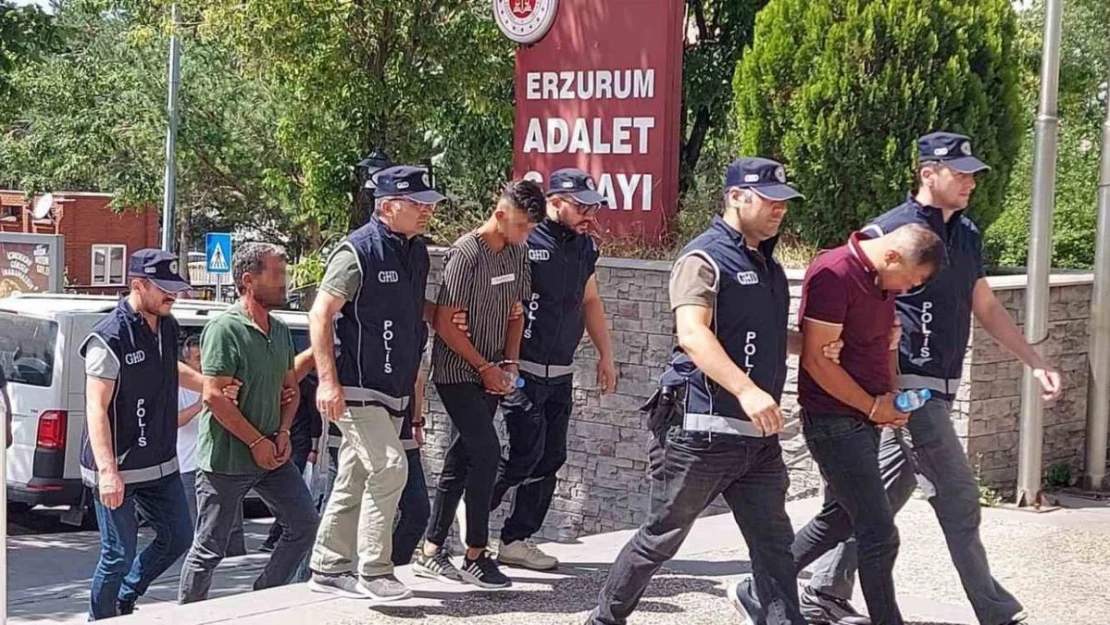 Göçmen kaçakçılığı yapan şahıslar polisten kaçamadı