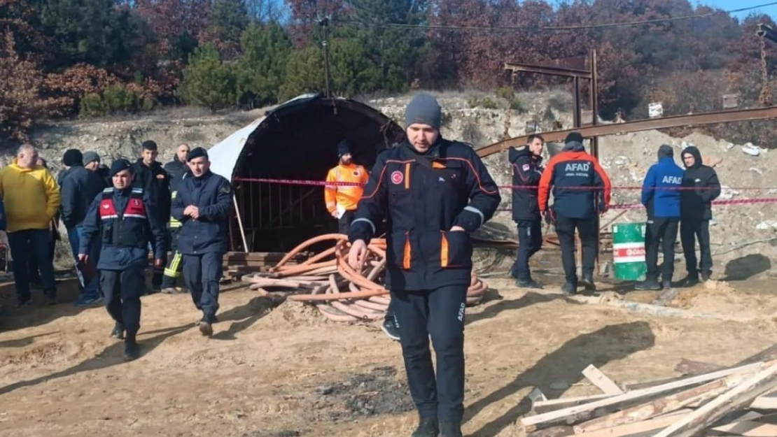 Göçükte toprak altında kalan işçi kurtarılmaya çalışılıyor