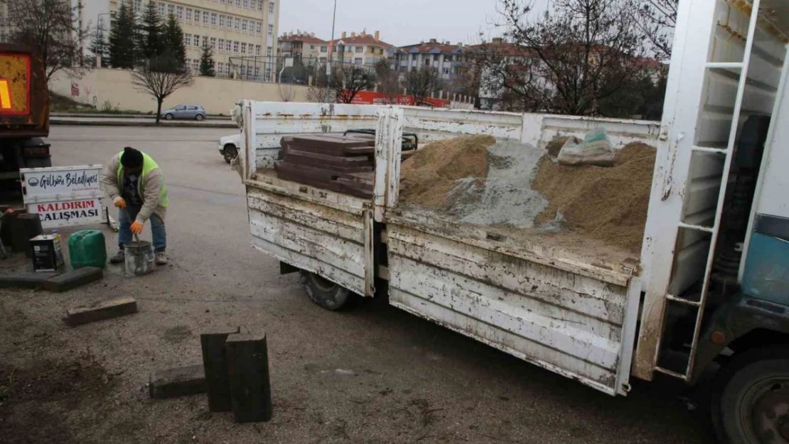 Gölbaşı Belediyesi, kış aylarında çalışmalara ara vermiyor