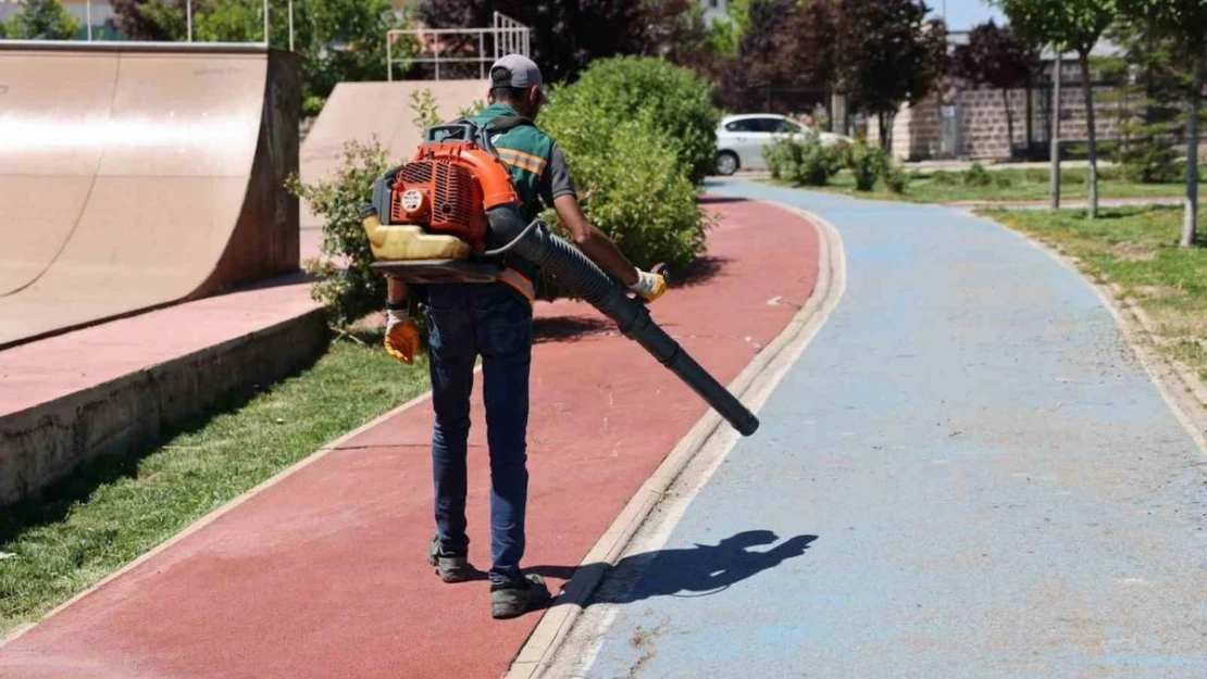 Gölbaşı'nın parklarında temizlik ve bakım çalışmaları sürüyor