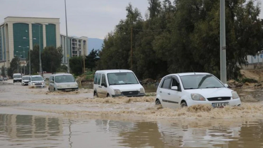 Göle dönen cadde sürücülere zor anlar yaşattı