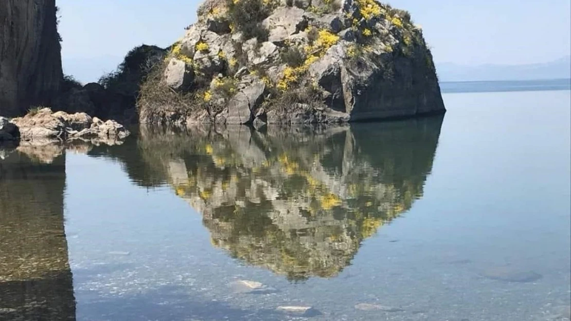 Göle yansıyan kayada şok eden figür...