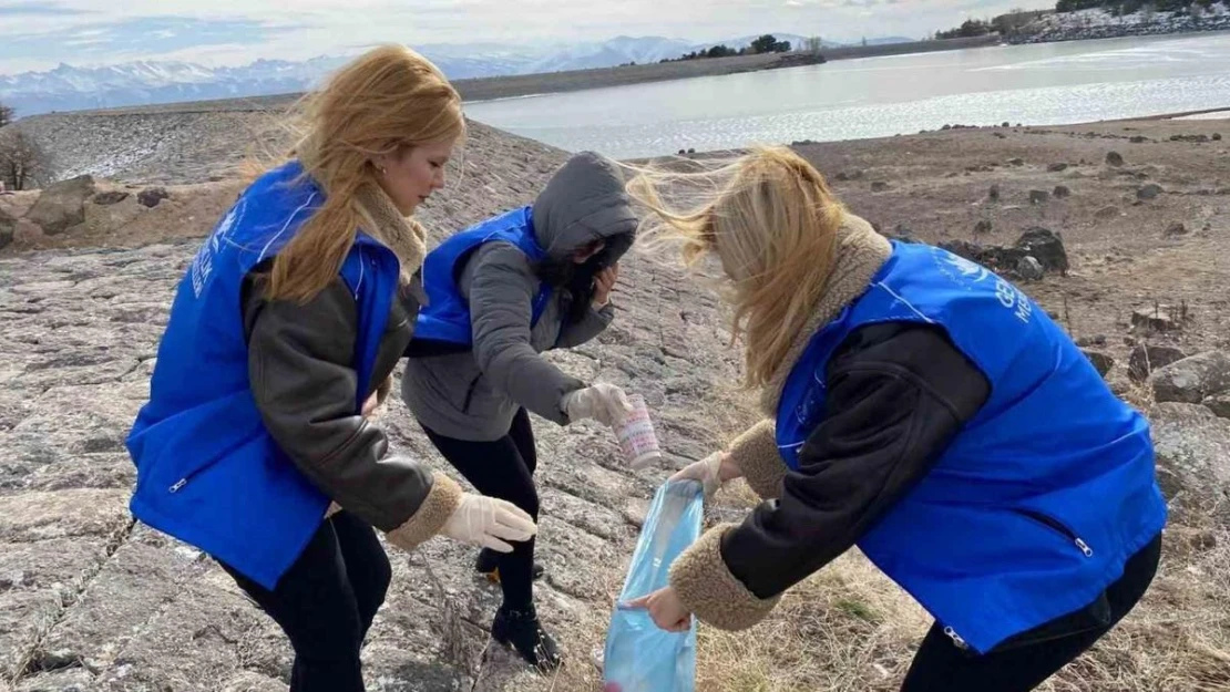 Gönüllü gençler baraj etrafında çöp topladı