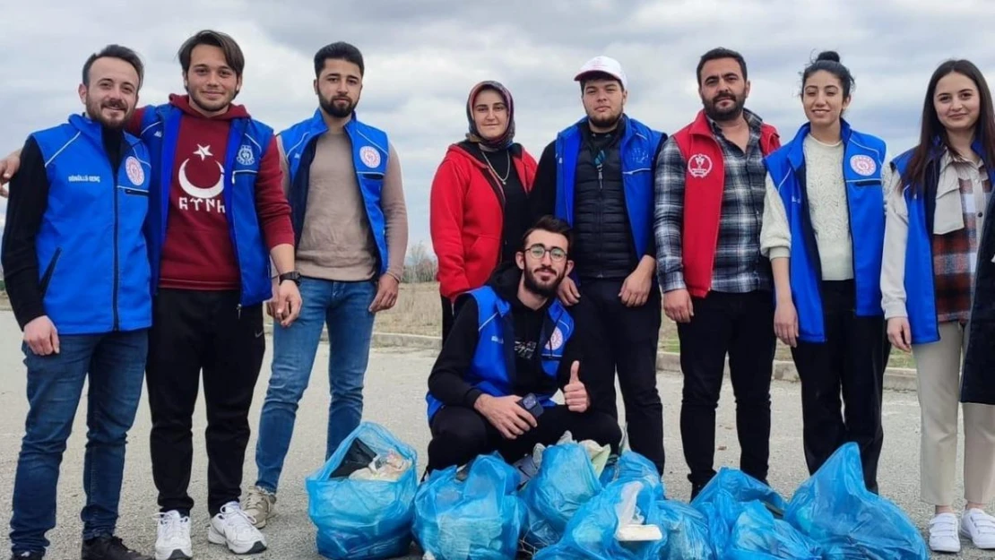 Gönüllü gençler çevre temizliği yaptı